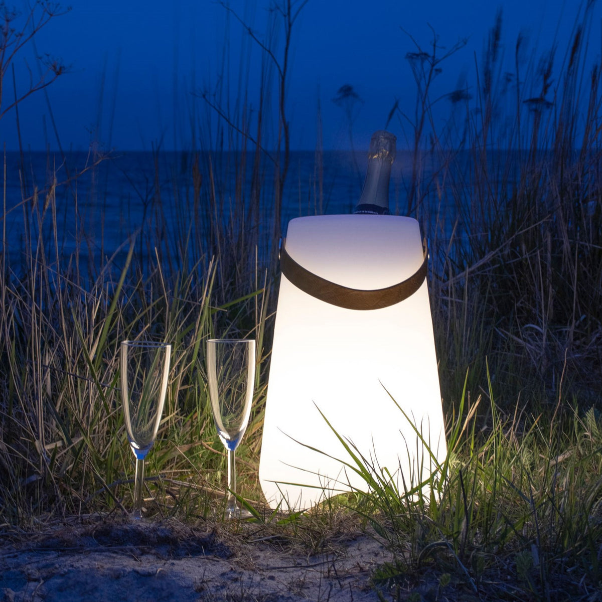 Se Azur - Lampe med vinkøler, genopladelig ❤ Kæmpe udvalg i 3-nordic - Køb online på udsalg og tilbud lige nu ❤ Billig fragt og hurtig levering - Varenummer: 3-nordic-4587 og barcode / Ean: 5713917022830 på lager - Udsalg på Lamper - Udendørslamper Få op til 69% i rabat - Over 1.798 brands samlet på udsalg