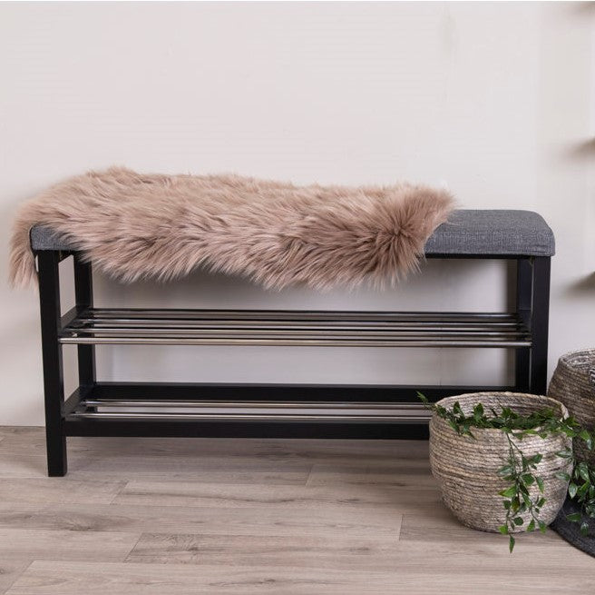 Se Linx - Bænk i sort træ, polstret sæde og stål ❤ Kæmpe udvalg i 3-nordic - Køb online på udsalg og tilbud lige nu ❤ Super billig fragt og lynhurtig levering - Varenummer: 3-nordic-4817 og barcode / Ean: 5713917002351 på lager - Udsalg på Entre - Bænke og stole Store besparelser – op til 71% - Udsalg på mere end 2.281 populære mærker
