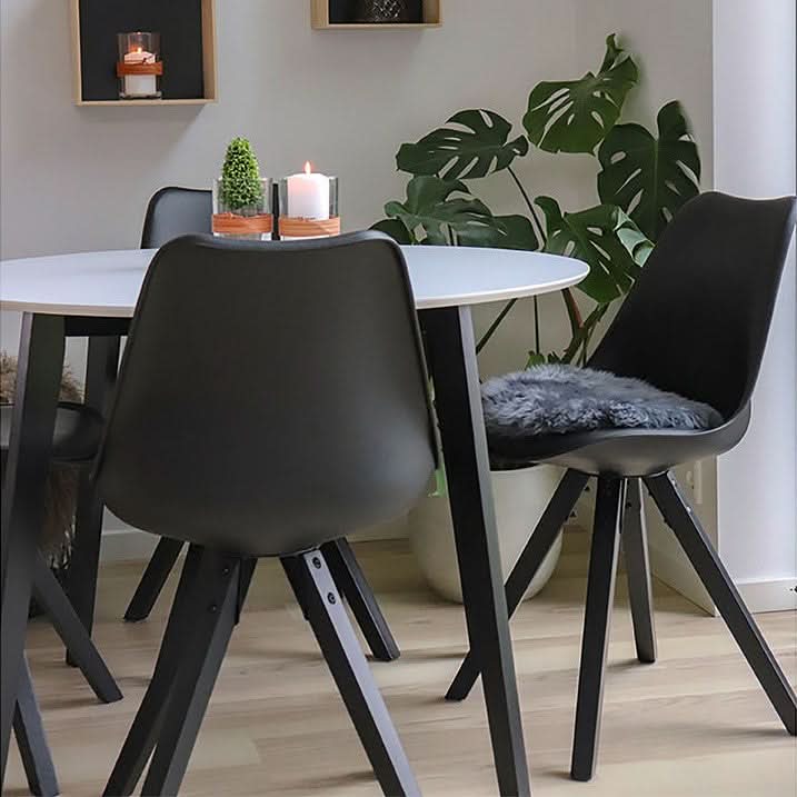 Se tilbud på Indra spisebordsstole i sort kunstlæder! Billigt udsalg på 2 stole med sorte træben. Hurtig levering (1-2 hverdage) og billig fragt. Spar op til 56%!