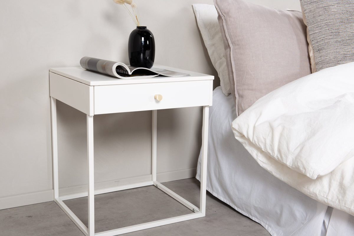 Se Venture Home - Bakal - sengebord, hvidt stål med skuffe - 43Ã43Ã50 cm ❤ Kæmpe udvalg i Venture Home - Køb online på udsalg og tilbud lige nu ❤ Meget billig fragt og hurtig levering - Varenummer: Bolig&Haven-52765715235146 og barcode / Ean: 7340220835451 på lager - Udsalg på Spar helt op til 57% - 2.739 kendte brands til outletpriser