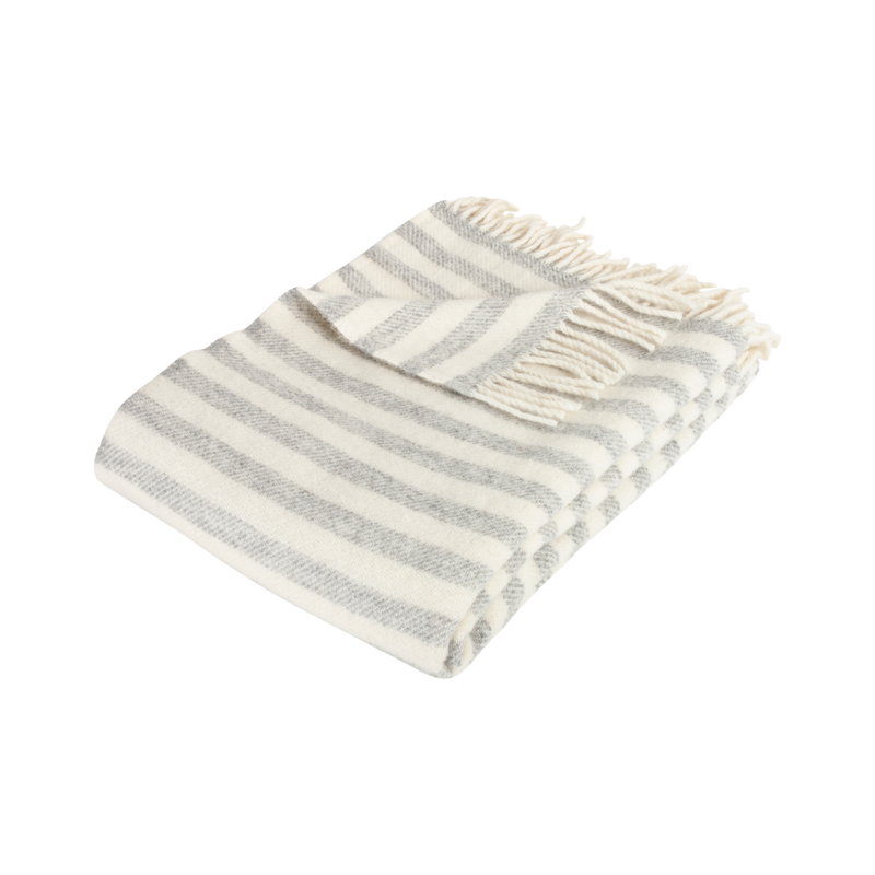 Se FENRIS Light Grey uldplaid på tilbud! Billigt udsalg online. Hurtig levering (1-2 hverdage) og billig fragt. Spar op til 51%!