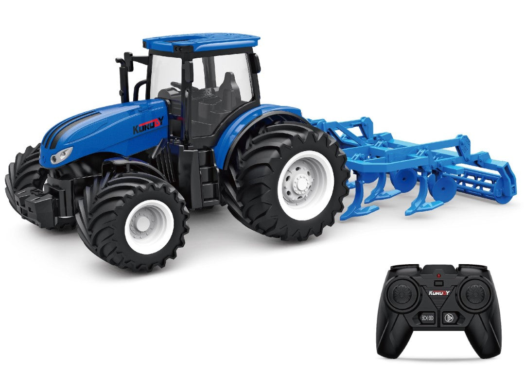 Blå fjernstyret Korody-traktor med plov i skala 1:24