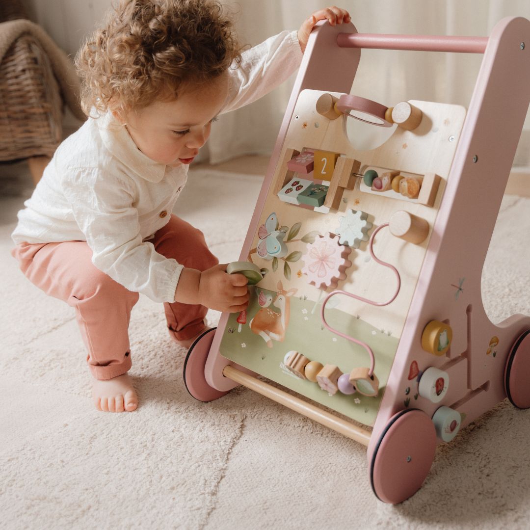 Rosa gåvogn i træ fra Little Dutch i serien Fairy Garden med flere aktiviteter