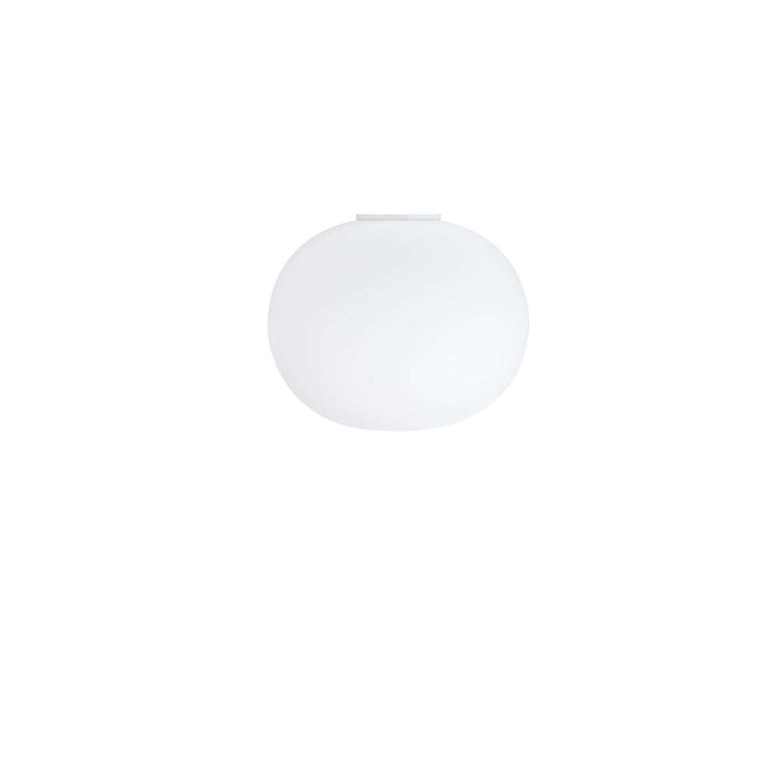Glo-Ball C1 loftlampe fra Flos i mundblæst opaliseret glas