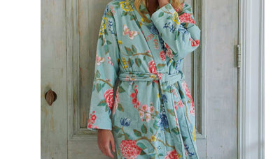 Se tilbud på PIP Studio Good Evening Blue Morgenkåbe - M! Billigt udsalg på Pip Studio. Køb online nu! Hurtig levering (1-2 dage) & billig fragt. Varenummer: CADEC-pip-studio-good-evening-blue-morgenkabe-m. Spar op til 57%.
