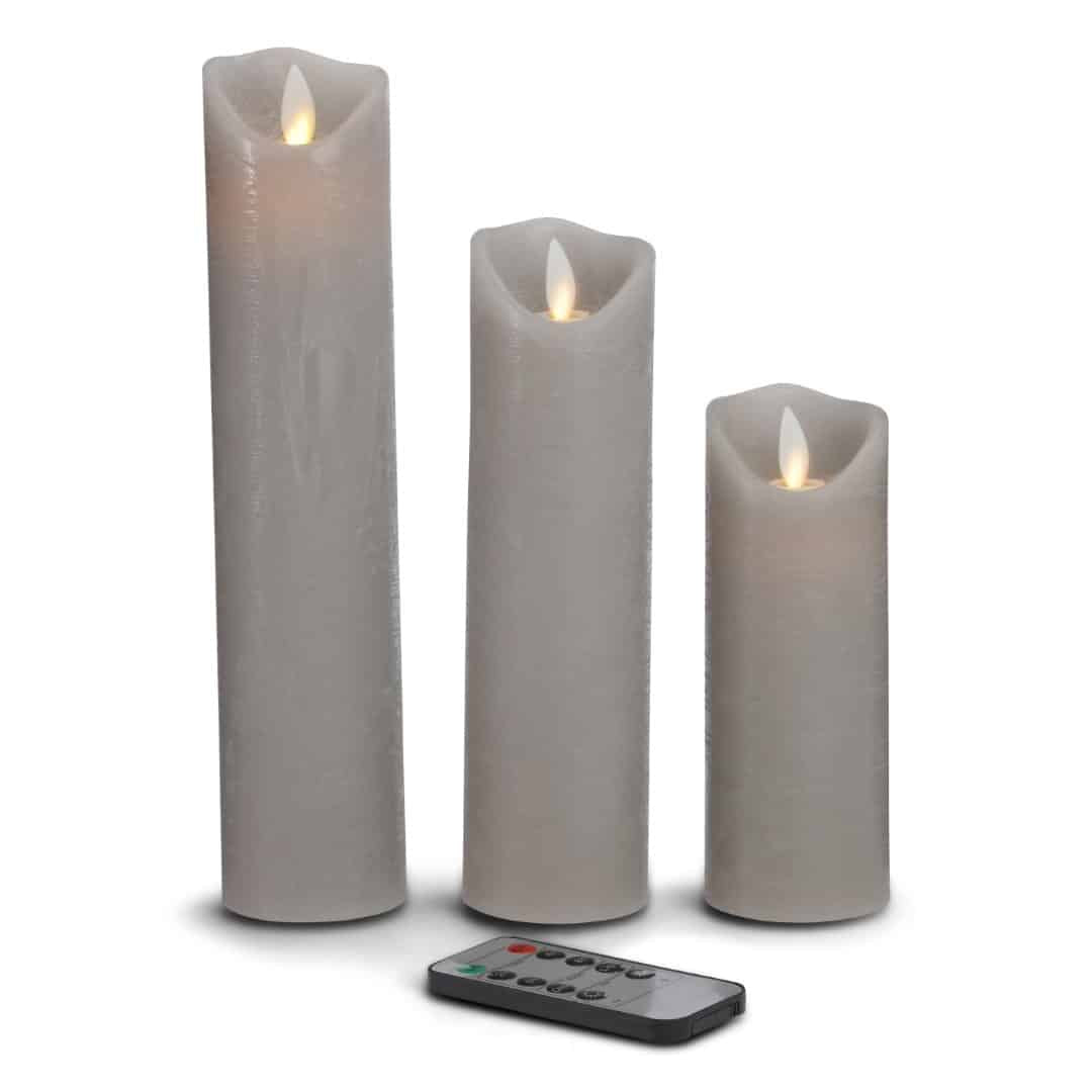 Se LED stearinlys - 3 stk. - 15/20/25 cm - m/3D flamme - (flere farver) - Grå ✔ Kæmpe udvalg i Satana - Køb online på udsalg og tilbud lige nu ✔ Billig fragt og hurtig levering - Varenummer: Satana-390153 på lager - Udsalg på Drikke > Få op til 67% i rabat - Over 1.798 brands samlet på udsalg