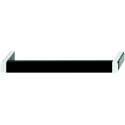 Greb med front i sort aluminium og sokkel i forkromet zinklegering fra Häfele