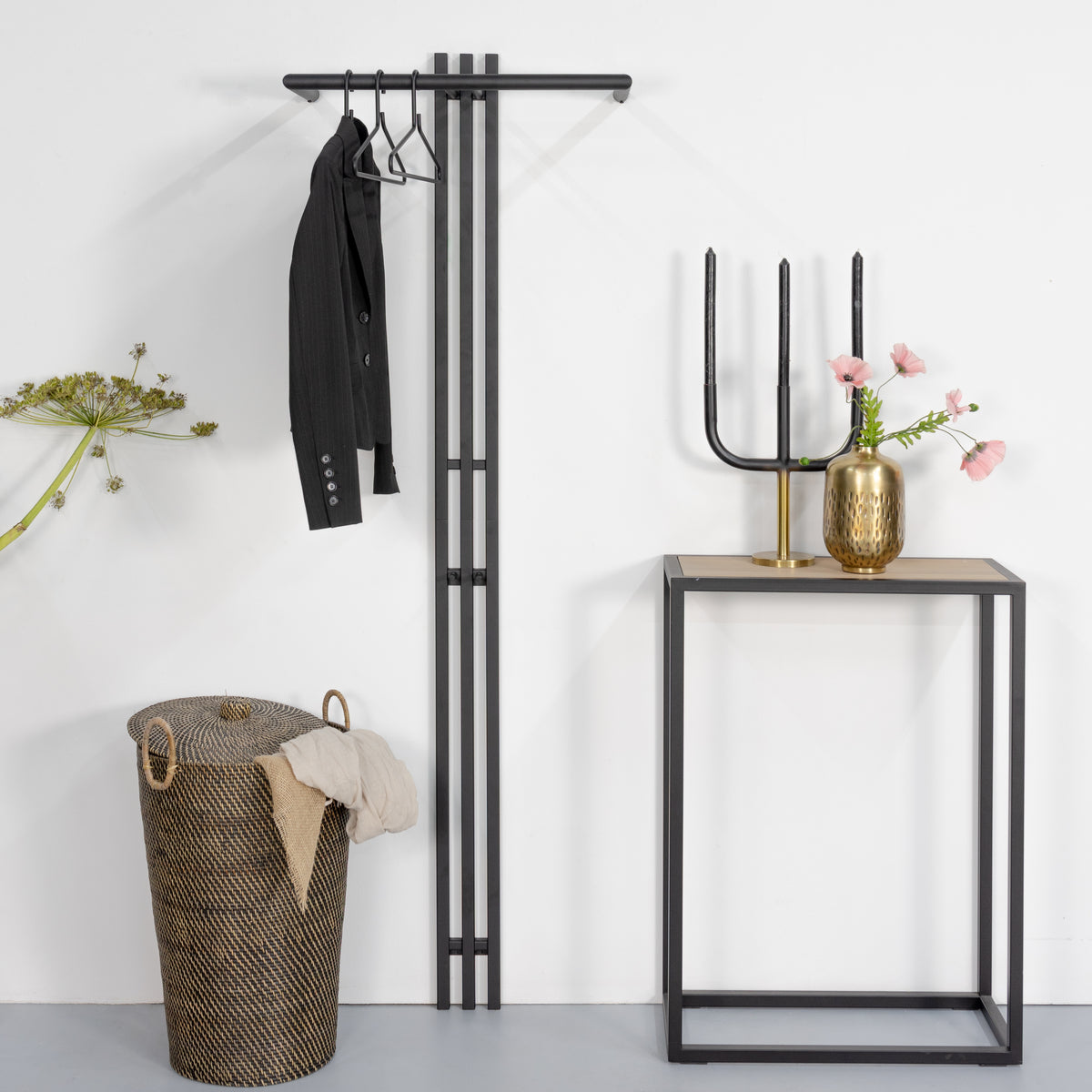 Se Bocina - Knagerække i sort stål, høj model ❤ Kæmpe udvalg i 3-nordic - Køb online på udsalg og tilbud lige nu ❤ Super billig fragt og lynhurtig levering - Varenummer: 3-nordic-5170 og barcode / Ean: på lager - Udsalg på Entre - Knagerækker Spar helt op til 73% - 2.739 kendte brands til outletpriser