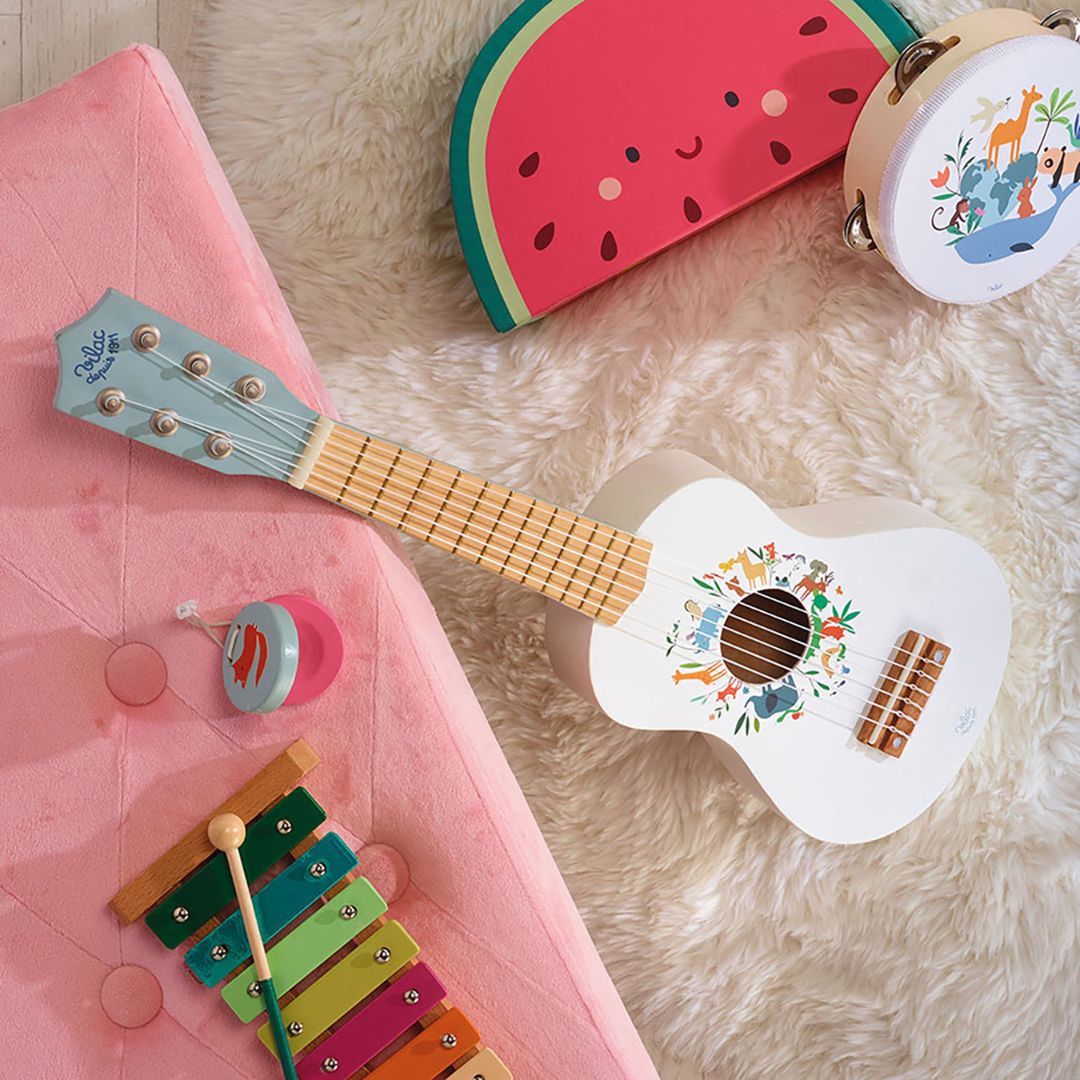 Hvid legetøjsguitar i træ fra Vilac, Min første guitar til børn