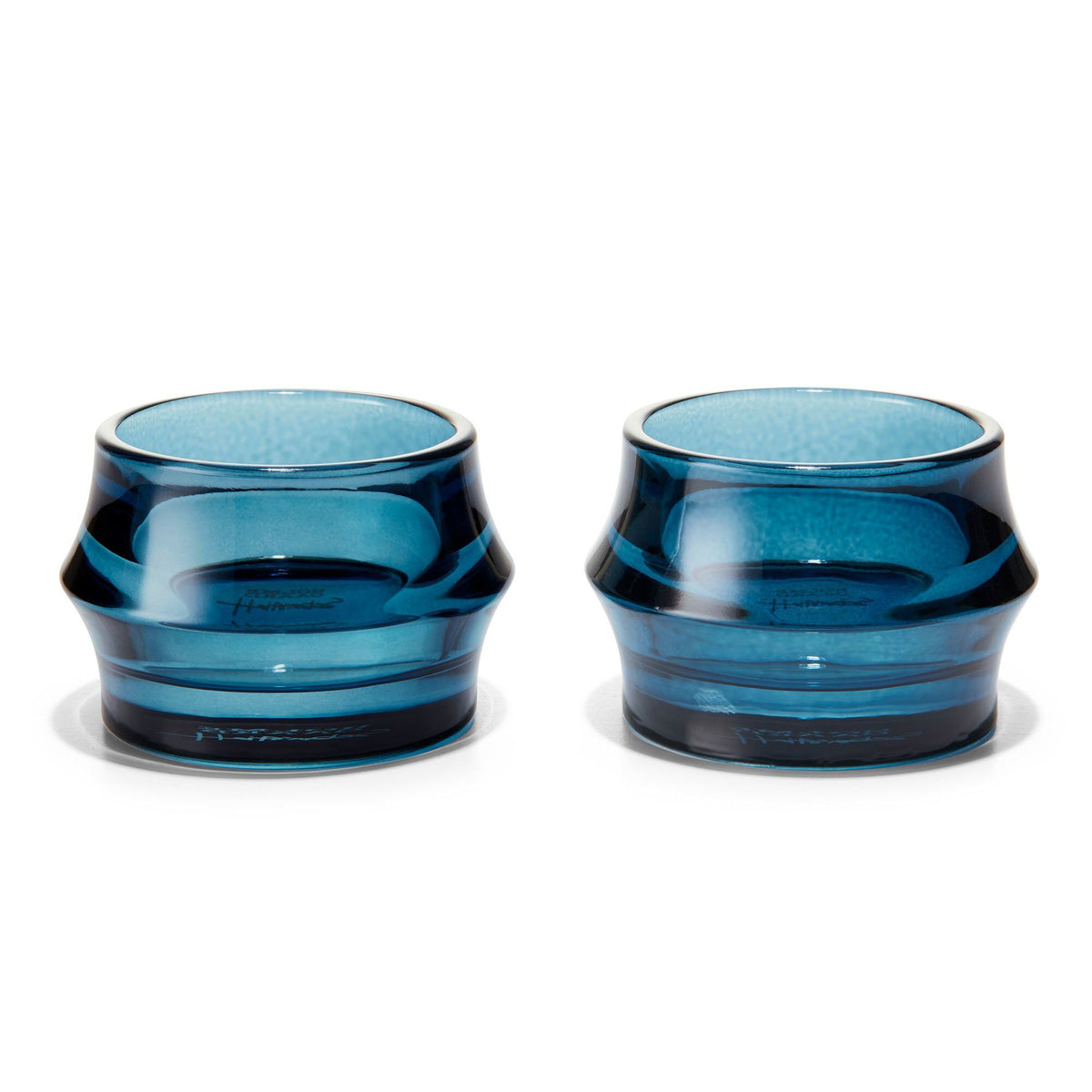 To mørkeblå ARC lanterner i glas fra Holmegaard, 7 cm høje, med tændt lys