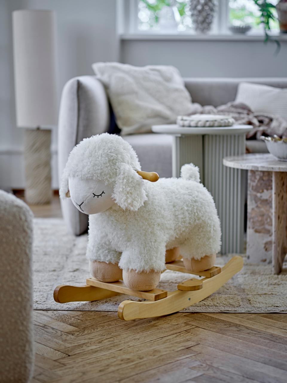 Se Bloomingville MINI - Laasrith Gyngehest, Får, Hvid, Polyester H48 cm ❤ Kæmpe udvalg i Bloomingville MINI - Køb online på udsalg og tilbud lige nu ❤ Meget billig fragt og hurtig levering - Varenummer: Bolig&Haven-47087022342474 og barcode / Ean: 5711173148233 på lager - Udsalg på Op til 63% rabat - Over 1.329 brands på online udsalg