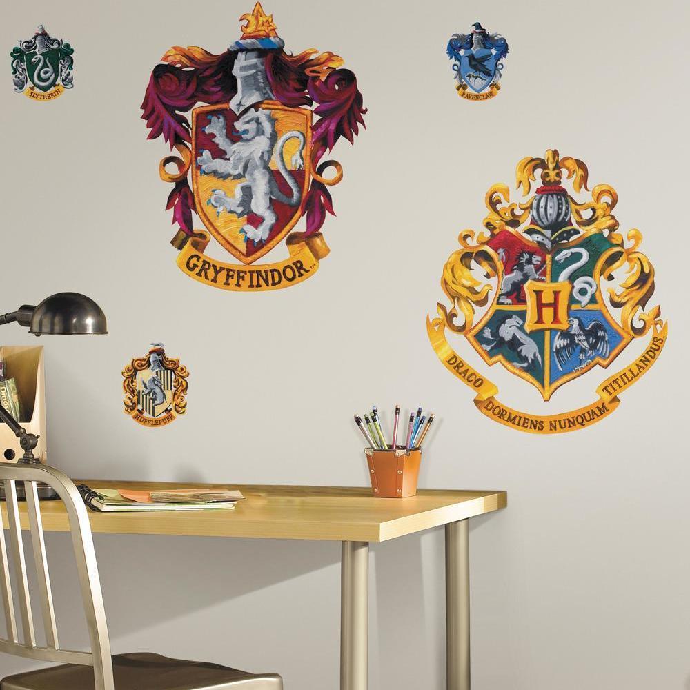 Se Harry Potter HOGWARTS CREST GIANT Wallstickers ✔ Kæmpe udvalg i Roommates - Køb online på udsalg og tilbud lige nu ✔ Lav fragtpris og hurtig levering - Varenummer: MMAction-216105 og 34878271767 på lager - Udsalg på Wallstickers til børneværelset Op til 61% rabat - Over 1.329 mærker på online udsalg