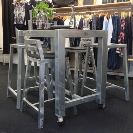 Se billigt tilbud på Rock-Solid barbord i galvaniseret stål med hjul. 67 x 124 x 100 cm. Hurtig levering, billig fragt. Udsalg på Haven > Havemøbler > Borde til haven > Barborde. Spar op til 57%.