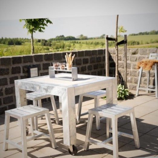 Se Rock-Solid - spisebord i galvaniseret stål, 82 x 100,5 x højde 74 cm ❤ Kæmpe udvalg i 3-nordic - Køb online på udsalg og tilbud lige nu ❤ Billig fragt og hurtig levering - Varenummer: 3-nordic-2417 og barcode / Ean: på lager - Udsalg på Haven - Havemøbler - Borde til haven - Spiseborde Spar stort – op til 59% - Over 2.739 kendte brands på stort udsalg
