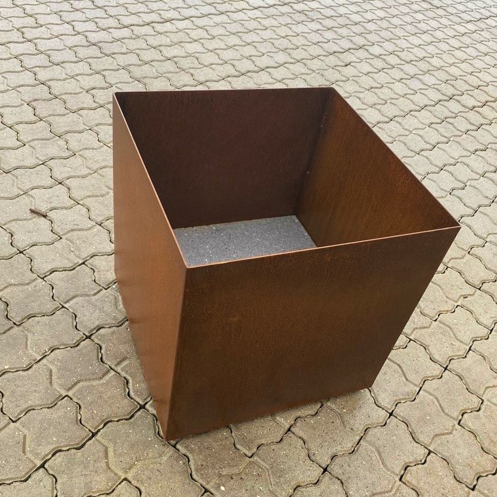 Kubeformet højbed på hjul i 3 mm cortenstål, 50 x 50 x 50 cm