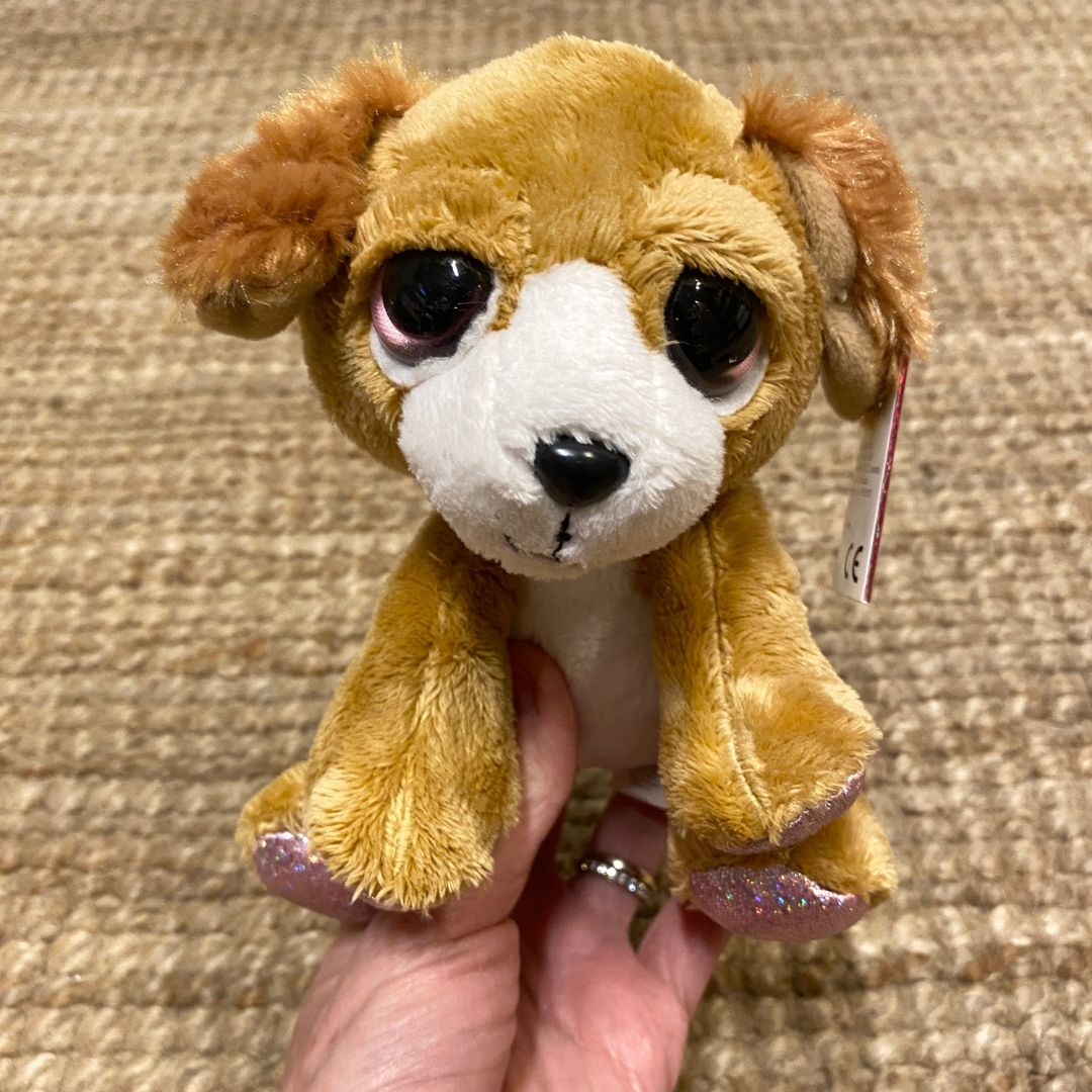 Lille brun bamsehund med store øjne og rosa glitter på poterne, 17 cm