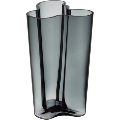 Se Iittala Alvar Aalto Collection vase, 25,1 cm., mørkegrå ✔ Stort online udvalg i Iittala ✔ Hurtig levering: 1 - 2 Hverdage samt billig fragt - Varenummer: KTO-1020907 og barcode / Ean: '6411923657051 på lager - Udsalg på Vase Spar op til 55% - Over 1354 design mærker på udsalg