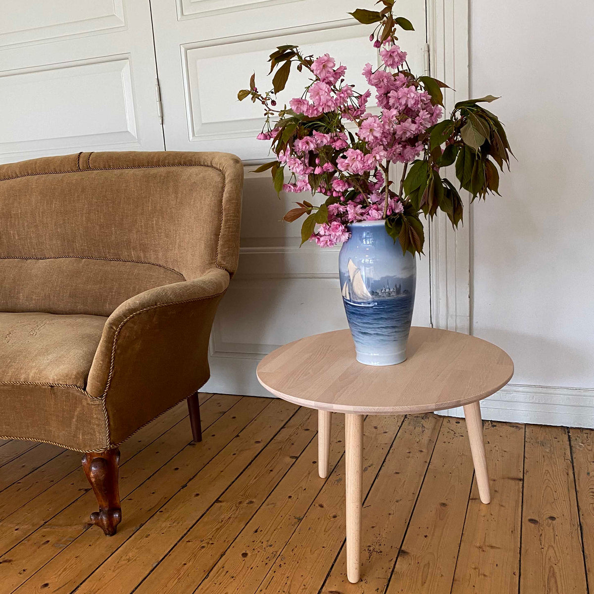 Se CT 10 - Sofabord i massiv bøg og diameter 50 cm Højde 45 cm Sæbebehandlet ❤ Kæmpe udvalg i 3-nordic - Køb online på udsalg og tilbud lige nu ❤ Billig fragt og hurtig levering - Varenummer: 3-nordic-137-977 og barcode / Ean: på lager - Udsalg på Dagligstue - Sofaborde - Nordisk designs - enkelt, tidløst og elegant Op til 61% rabat - Over 1.329 brands på online udsalg