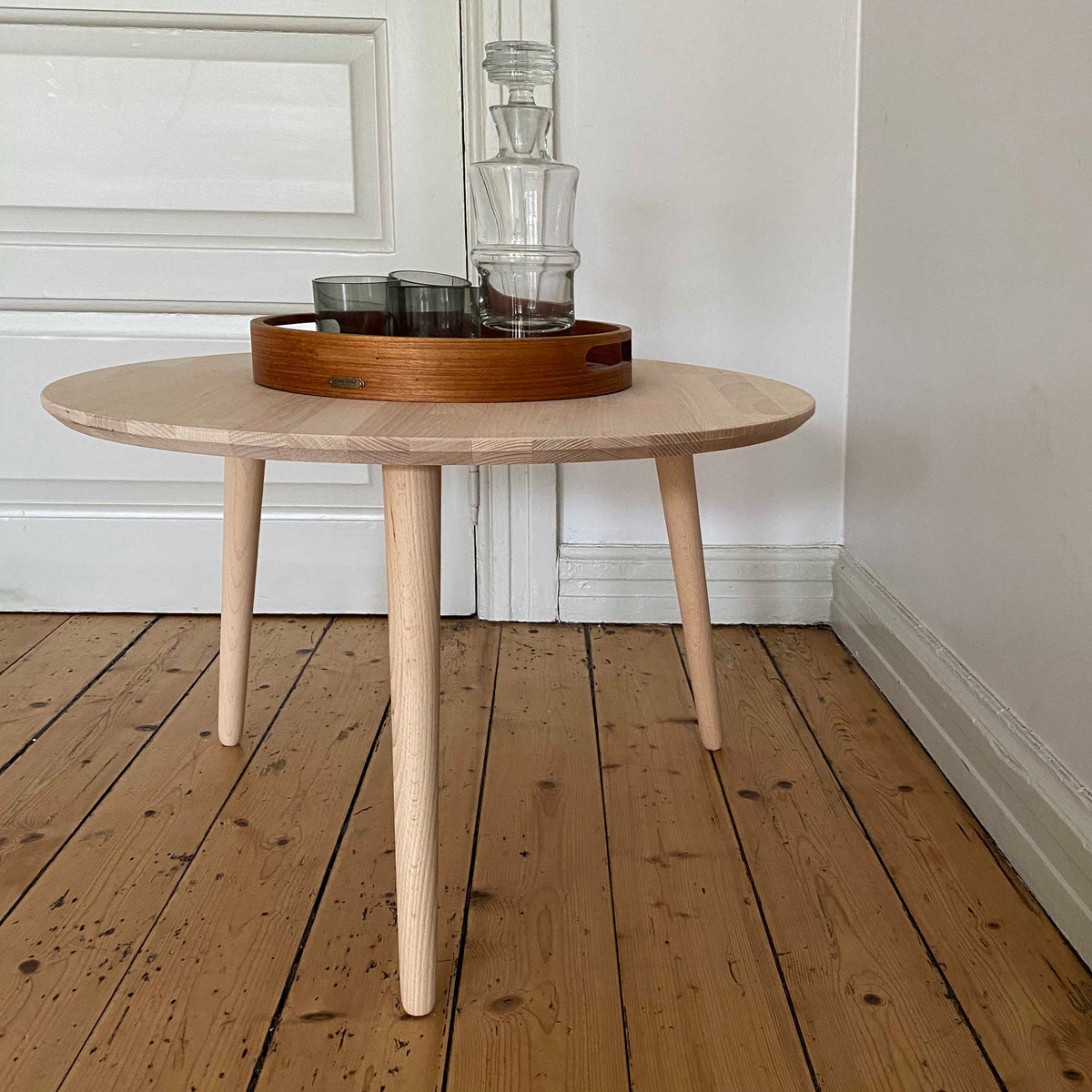 Se CT 10 - Sofabord i massiv bøg og diameter 80 cm Højde 40 cm Ubehandlet ❤ Kæmpe udvalg i 3-nordic - Køb online på udsalg og tilbud lige nu ❤ Billig fragt • Hurtig levering - Varenummer: 3-nordic-140-1002 og barcode / Ean: på lager - Udsalg på Dagligstue - Sofaborde - Nordisk designs - enkelt, tidløst og elegant Spar stort – op til 71% - 2.739+ brands samlet til lave priser