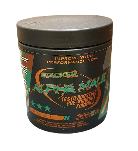 Beholder med Stacker2 Europe Alpha Male pre-workout pulver i smagen Tropical Fruit, 300 g