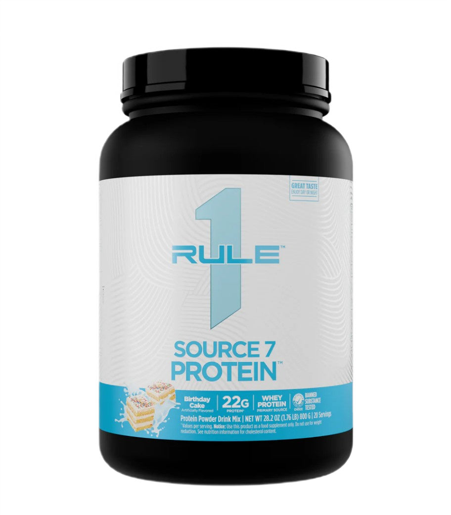 Bæger med Rule One Source7 proteinpulver i smagen Birthday Cake Gelato, 920 g