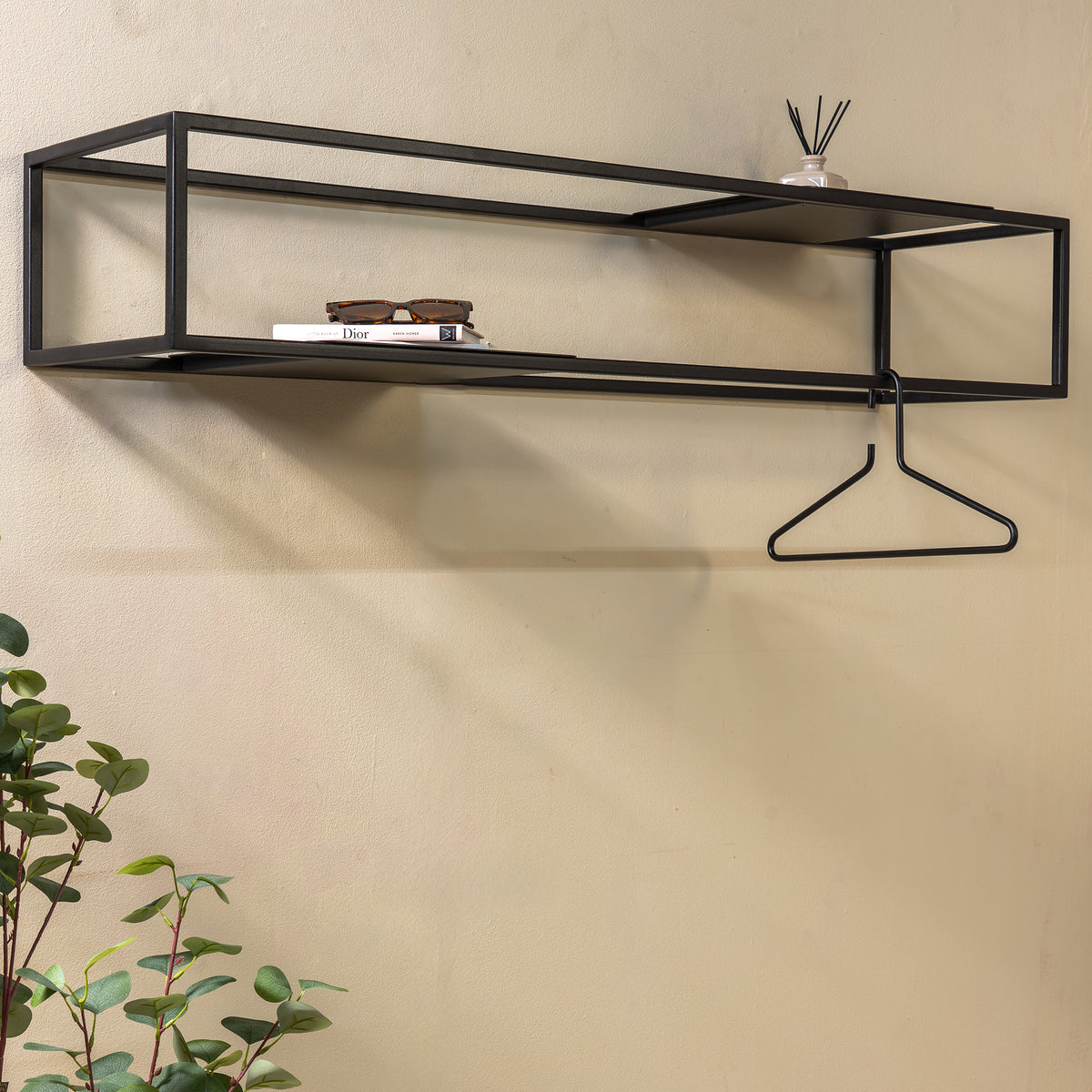 Se Stratos - Hattehylde i sort metal, bredde 118 cm. ❤ Kæmpe udvalg i 3-nordic - Køb online på udsalg og tilbud lige nu ❤ Super billig fragt og lynhurtig levering - Varenummer: 3-nordic-8989 og barcode / Ean: på lager - Udsalg på Entre - Hattehylder Store besparelser – op til 71% - Store besparelser på over 2.281 brands