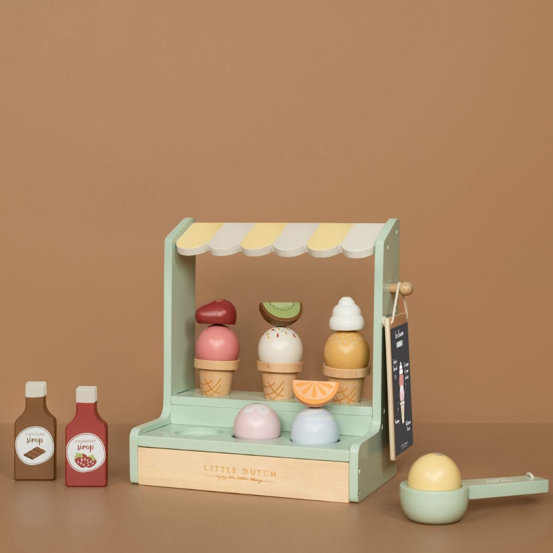 Little Dutch isbutik i træ med vafler, is og toppings til rollelege