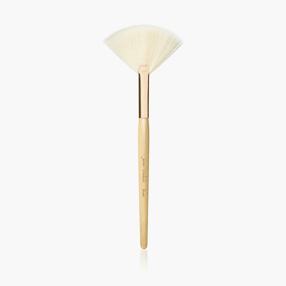 Flad hvid viftepensel med langt skaft, Blush White Fan fra Jane Iredale