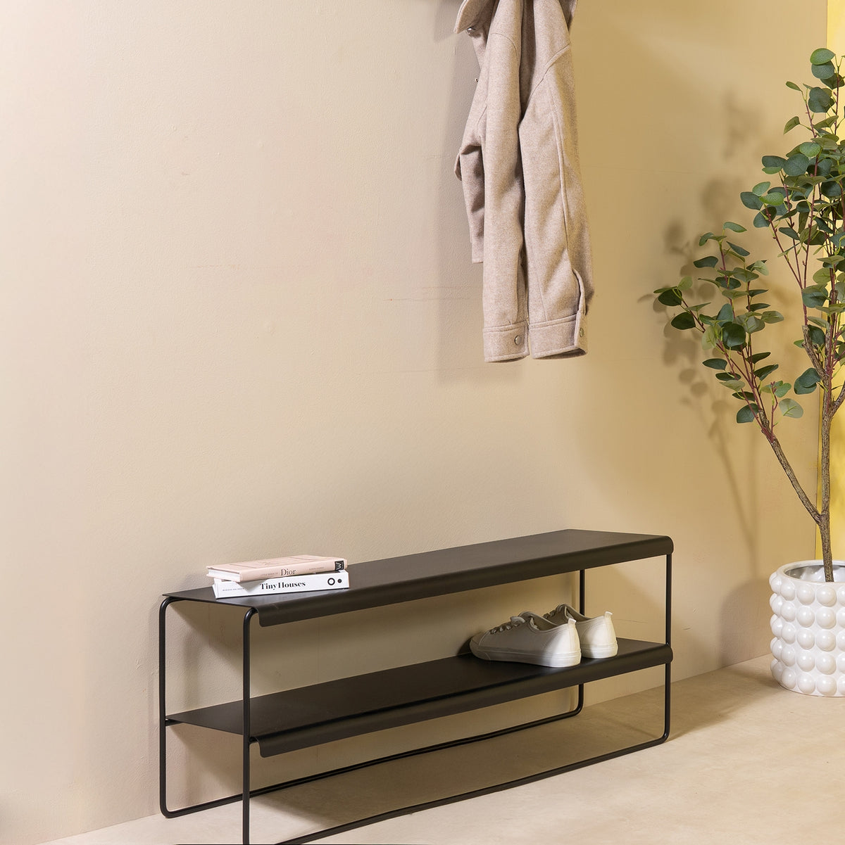 Se Zoot - Skohylde i sort metal, bredde 103 cm. ❤ Kæmpe udvalg i 3-nordic - Køb online på udsalg og tilbud lige nu ❤ Meget billig fragt og hurtig levering - Varenummer: 3-nordic-8980 og barcode / Ean: på lager - Udsalg på Entre - Skohylder Spar stort – op til 53% - Over 2.739 brands med kæmpe udsalg