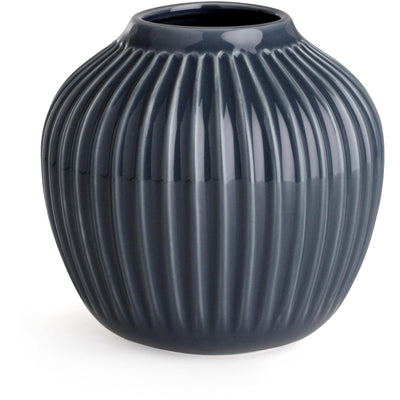 Se Kähler Hammershøi vase antracit 12,5 cm. ✔ Stort online udvalg i Kähler ✔ Hurtig levering: 1 - 2 Hverdage samt billig fragt - Varenummer: KTO-692365 og barcode / Ean: '5703779153766 på lager - Udsalg på Vase Spar op til 56% - Over 1334 design brands på udsalg