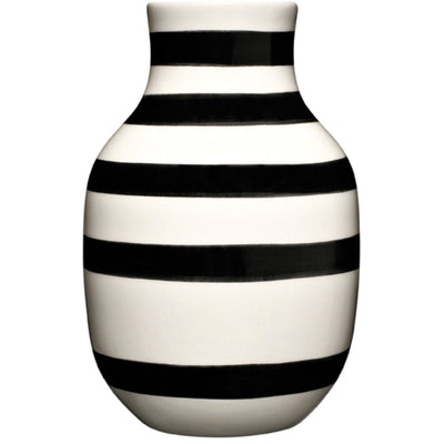 Se Kähler Omaggio vase sort 12,5 cm. ✔ Stort online udvalg i Kähler ✔ Hurtig levering: 1 - 2 Hverdage samt billig fragt - Varenummer: KTO-690186 og barcode / Ean: '5703779119601 på lager - Udsalg på Vase Spar op til 65% - Over 1334 design brands på udsalg