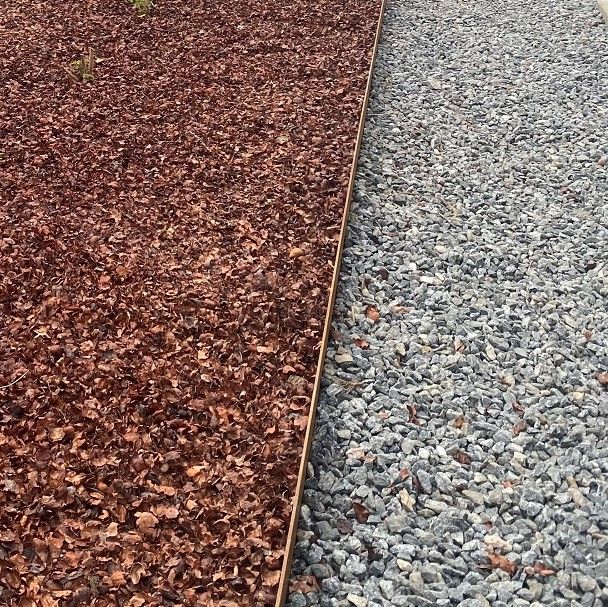 Kantafgrænsning i 5 mm cortenstål, højde 20 cm og længde 200 cm, med huller til samlebeslag