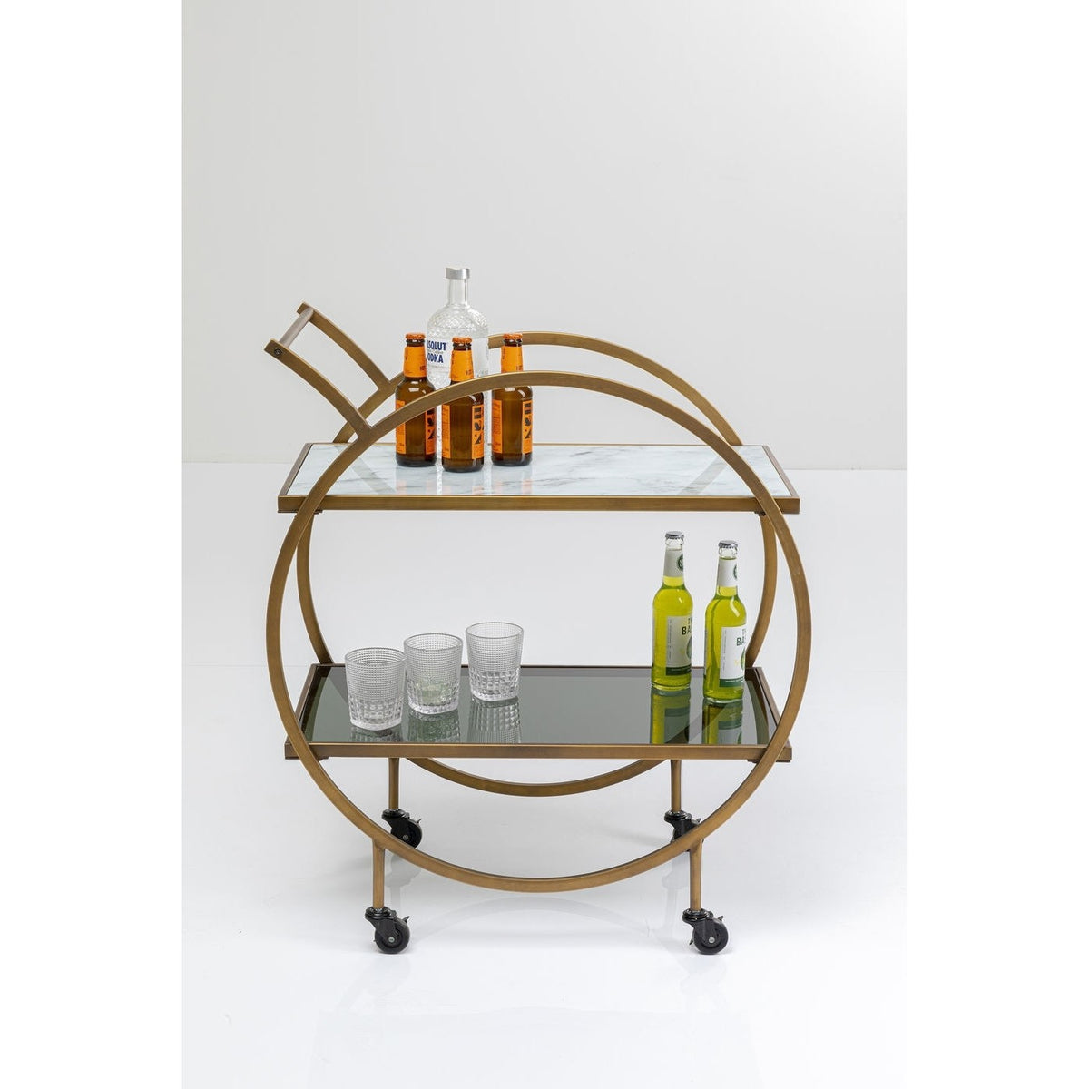 Se KARE DESIGN Loft rullebord - messing stål/lysegrå laminat/farvet glas, håndlavet, m. hjul og hylde ❤ Kæmpe udvalg i Kare Design - Køb online på udsalg og tilbud lige nu ❤ Lav fragtpris og hurtig levering - Varenummer: Boboonline-33312 og barcode / Ean: 4025621848240 på lager - Udsalg på Møbler,Borde,Barborde,
KARE Design,
Borde i Art Deco,
Spisestue,
Borde,
Små barborde, Store besparelser – op til 71% - Spar stort på mere end 2.739 brands