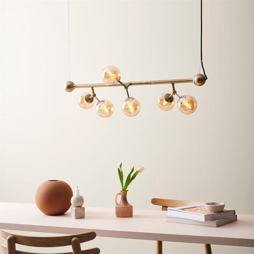 Nordlys langbordspendel i amber med fleksible arme fra Halo Design