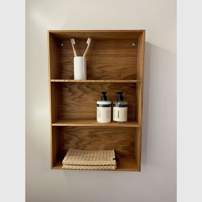 Se billigt tilbud på egetræ reol med 2 hylder! 40x60x12cm. Udsalg på Interiør - Spar op til 64%! Hurtig levering: 1-2 hverdage. Varenummer: BADE-42170387103966.