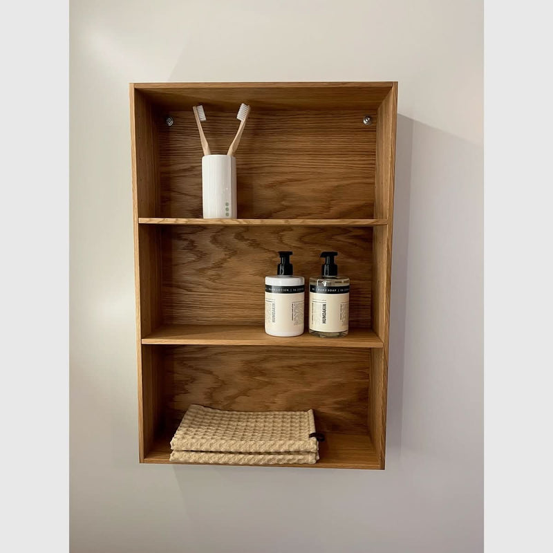Se billigt tilbud på egetræ reol med 2 hylder! 40x60x12cm. Udsalg på Interiør - Spar op til 64%! Hurtig levering: 1-2 hverdage. Varenummer: BADE-42170387103966.