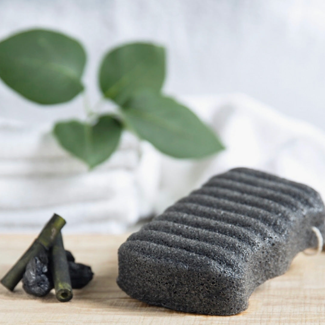 Bamboo Charcoal kropssvamp med forkullet bambus fra Organic Konjac