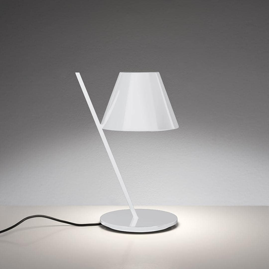 Hvid La Petite bordlampe fra Artemide med klassisk skærm på skrå stilk