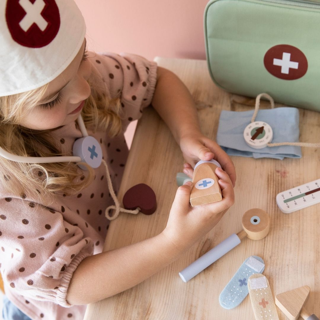 Little Dutch lægetaske med doktorsæt i træ til børns rollelege
