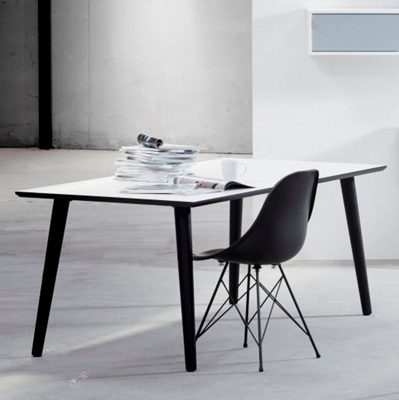 Se tilbud på DT 110 spisebord i hvid laminat med sorte træben 180 x 100 cm. Billigt udsalg! Hurtig levering: 1-2 hverdage. Varenummer: 3NDC-146-1063. Spar op til 62%.