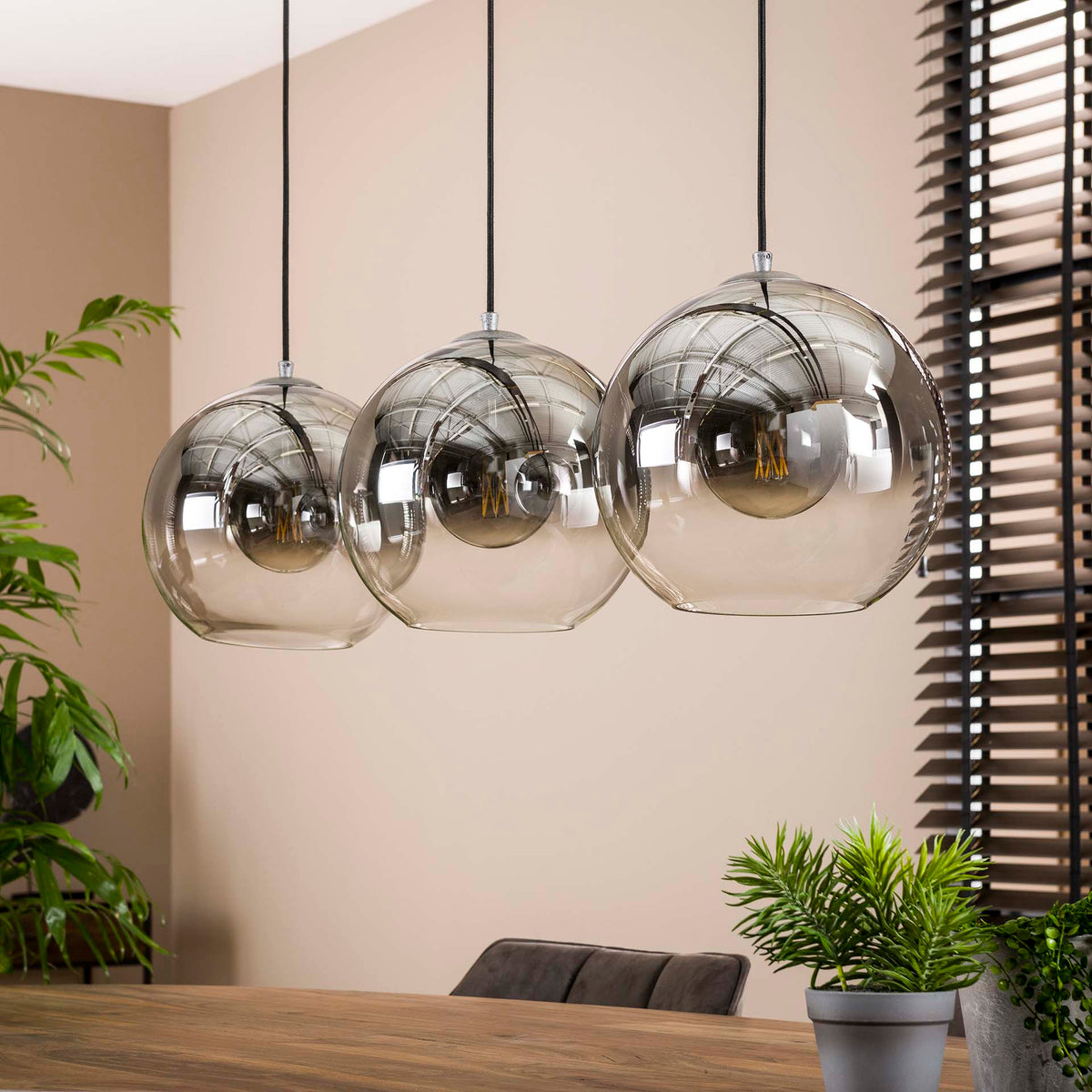 Se Sphere - Loftlampe med tre lampeskærme i røgfarvet glas Levering med pære(r) ❤ Kæmpe udvalg i 3-nordic - Køb online på udsalg og tilbud lige nu ❤ Billig fragt og hurtig levering - Varenummer: 3-nordic-3104-5352 og barcode / Ean: på lager - Udsalg på Lamper - Loftlamper - pendler - Langbordspendler Store besparelser – op til 77% - Store besparelser på over 2.739 brands