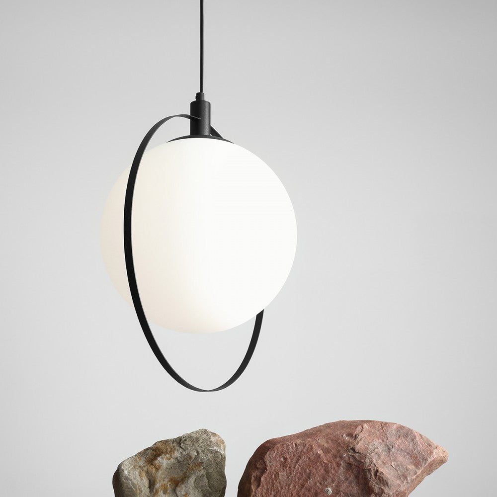 Se Magic - Loftlampe i sort metal og hvidt glas ❤ Kæmpe udvalg i 3-nordic - Køb online på udsalg og tilbud lige nu ❤ Billig fragt og hurtig levering - Varenummer: 3-nordic-3246 og barcode / Ean: på lager - Udsalg på Lamper - Loftlamper - pendler - Pendler med 1 skærm Spar stort – op til 71% - Over 2.739 brands med daglige tilbud
