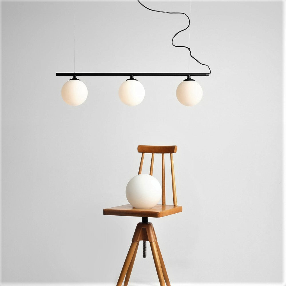 Se Tudor - Loftlampe i sort metal og tre hvide glaskupler ❤ Kæmpe udvalg i 3-nordic - Køb online på udsalg og tilbud lige nu ❤ Lav fragtpris og hurtig levering - Varenummer: 3-nordic-3372 og barcode / Ean: på lager - Udsalg på Lamper - Loftlamper - pendler - Langbordspendler Spar helt op til 79% - Udsalg på produkter fra mere end 2.739 brands