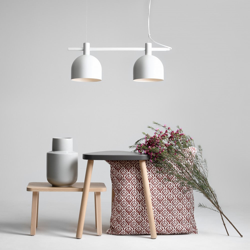 Se Tudor - Loftlampe i hvid metal med to skærme ❤ Kæmpe udvalg i 3-nordic - Køb online på udsalg og tilbud lige nu ❤ Billig fragt • Hurtig levering - Varenummer: 3-nordic-3407 og barcode / Ean: på lager - Udsalg på Lamper - Loftlamper - pendler - Langbordspendler Spar helt op til 79% - Stort udsalg på over 739 brands
