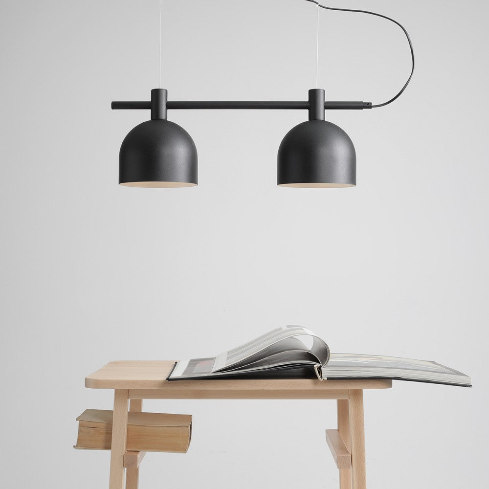 Se Tudor - Loftlampe i sort metal med to skærme ❤ Kæmpe udvalg i 3-nordic - Køb online på udsalg og tilbud lige nu ❤ Super billig fragt og lynhurtig levering - Varenummer: 3-nordic-3404 og barcode / Ean: på lager - Udsalg på Lamper - Loftlamper - pendler - Langbordspendler Få op til 69% i rabat - Over 1.798 brands samlet på udsalg