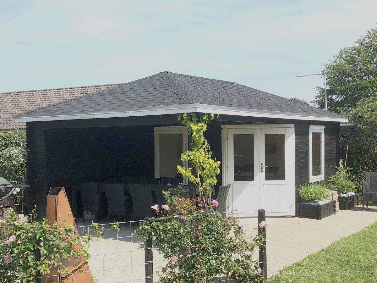 Femkantet træpavillon Lotte 2 med pagode-halvtag i haven