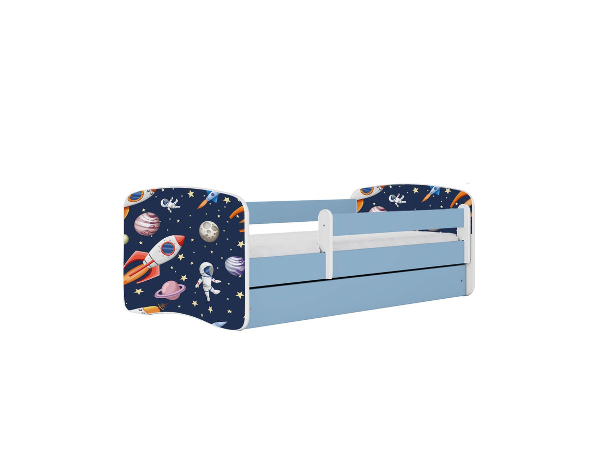 Se KOCOT KIDS Seng babydreams blue cosmos med skuffe og madras 180/80 ❤ Kæmpe udvalg i Kocot Kids - Køb online på udsalg og tilbud lige nu ❤ Meget billig fragt og hurtig levering: 1 - 2 hverdage - Varenummer: Boboonline-112261 og barcode / Ean: 5903282068889 på lager - Udsalg på Børn,Børnemøbler,Børnesenge,Juniorsenge,
Børn,
Børnemøbler,
Børnesenge,
Børnesenge med skuffer, Spar op til 51% - Over 785 kendte brands på udsalg