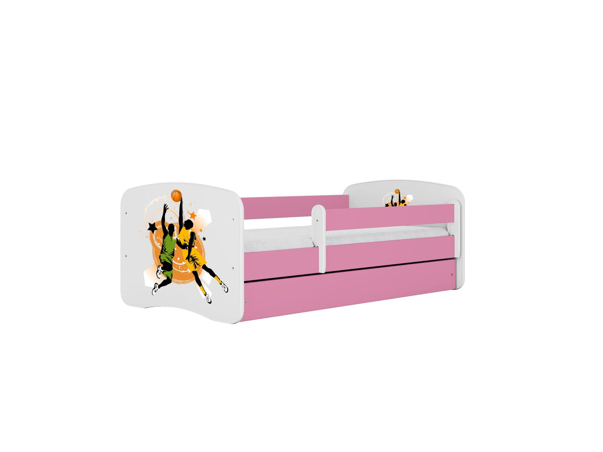 Se KOCOT KIDS Seng babydreams pink basketball uden skuffe med madras 180/80 ❤ Kæmpe udvalg i Kocot Kids - Køb online på udsalg og tilbud lige nu ❤ Billig fragt og hurtig levering - Varenummer: Boboonline-111930 og barcode / Ean: 5903282074040 på lager - Udsalg på Børn,Børnemøbler,Børnesenge,Juniorsenge,
Børn,
Børnemøbler,
Børnesenge,
Pigesenge,
Bø Op til 57% rabat - Over 2.739 mærker samlet ét sted