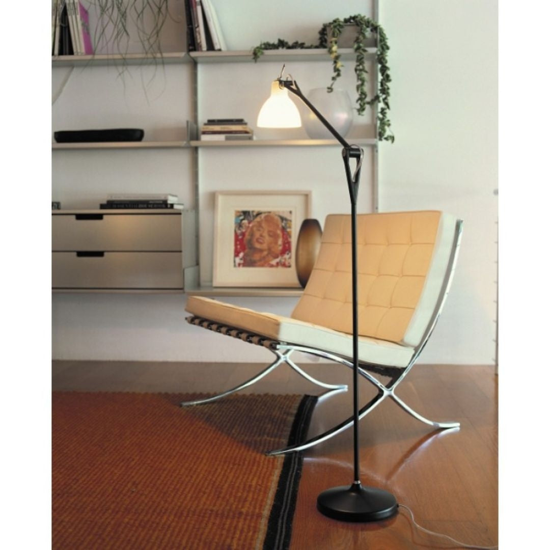 Luxy F1 gulvlampe fra Rotaliana i mat sort med blank hvid skærm