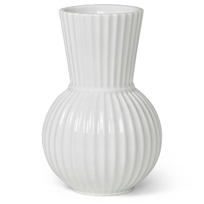 Se Lyngby Porcelæn Tura vase, 18 cm, hvid ✔ Kæmpe udvalg i Lyngby Porcelæn ✔ Meget billig fragt og hurtig levering: 1 - 2 hverdage - Varenummer: KTO-201555 og barcode / Ean: '5711507015552 på lager - Udsalg på Vase Spar op til 63% - Over 1160 kendte mærker på udsalg
